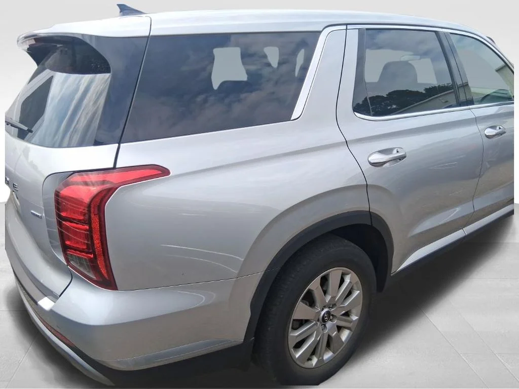Used 2023 Silver Hyundai SE image 10