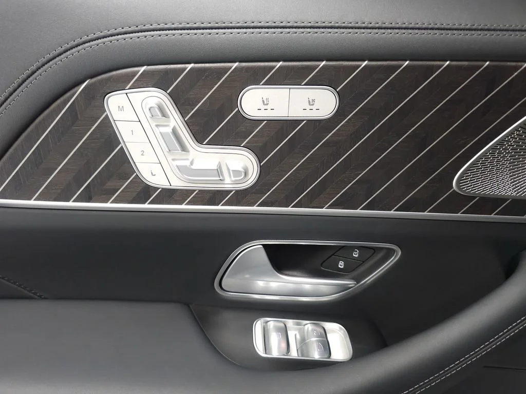 Used 2025 Black Mercedes-Benz Maybach GLS 600 image 28