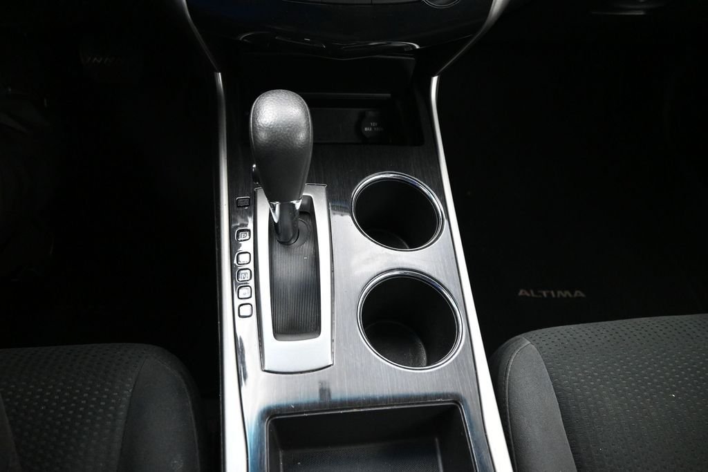 Used 2014 White Nissan 2.5 S image 15