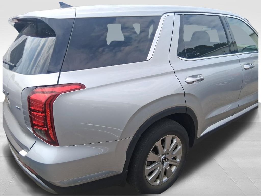 Used 2023 Silver Hyundai SE image 10