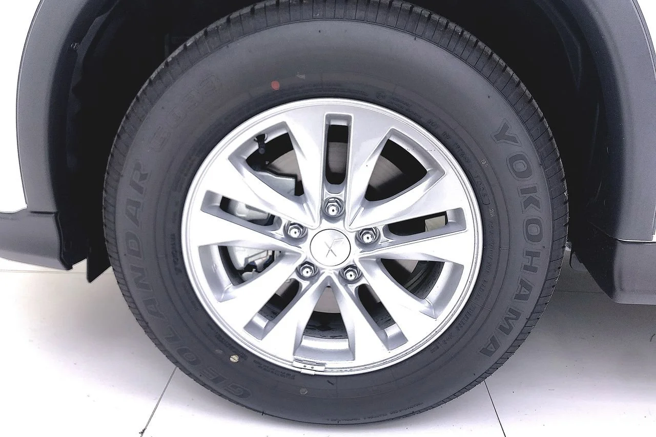 New 2025 White Diamond Mitsubishi S image 18