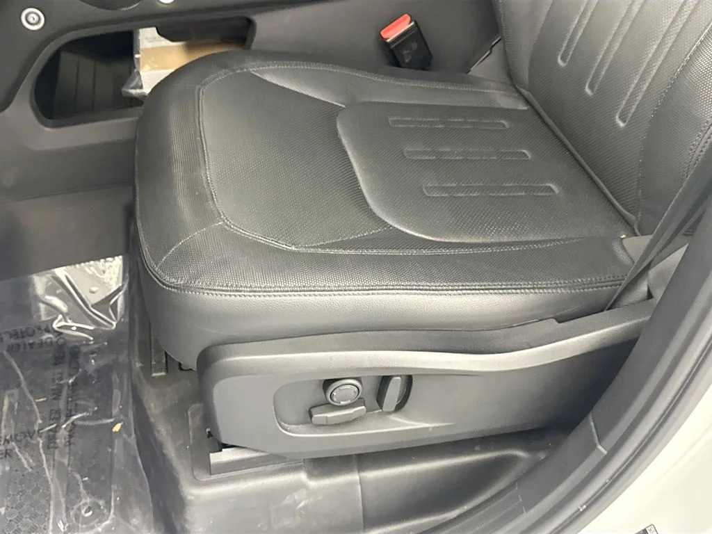 Certified Used 2022 White Land Rover X-Dynamic SE image 19