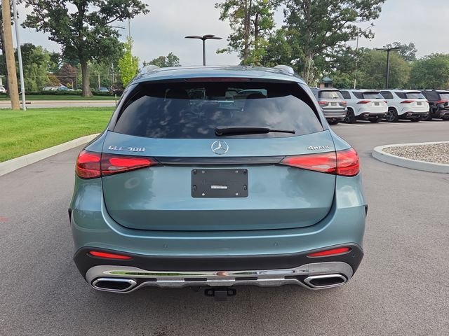 New 2027 Verde Silver Metallic Mercedes-Benz GLC300 image 4