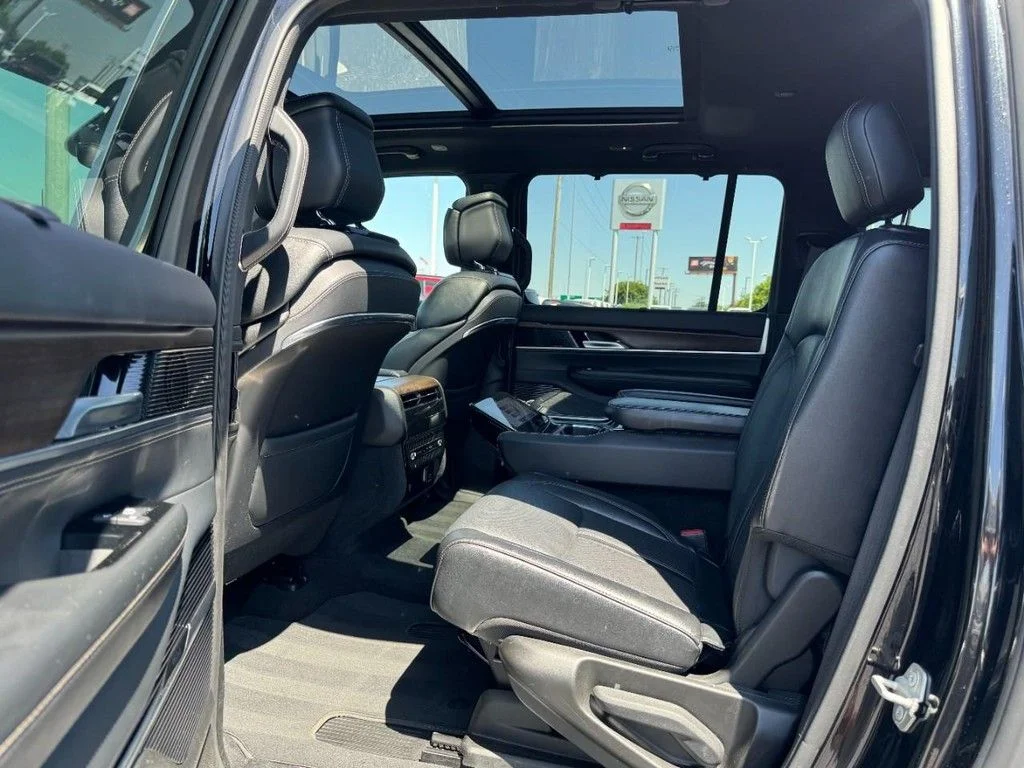 Used 2024 Black Jeep Base image 10