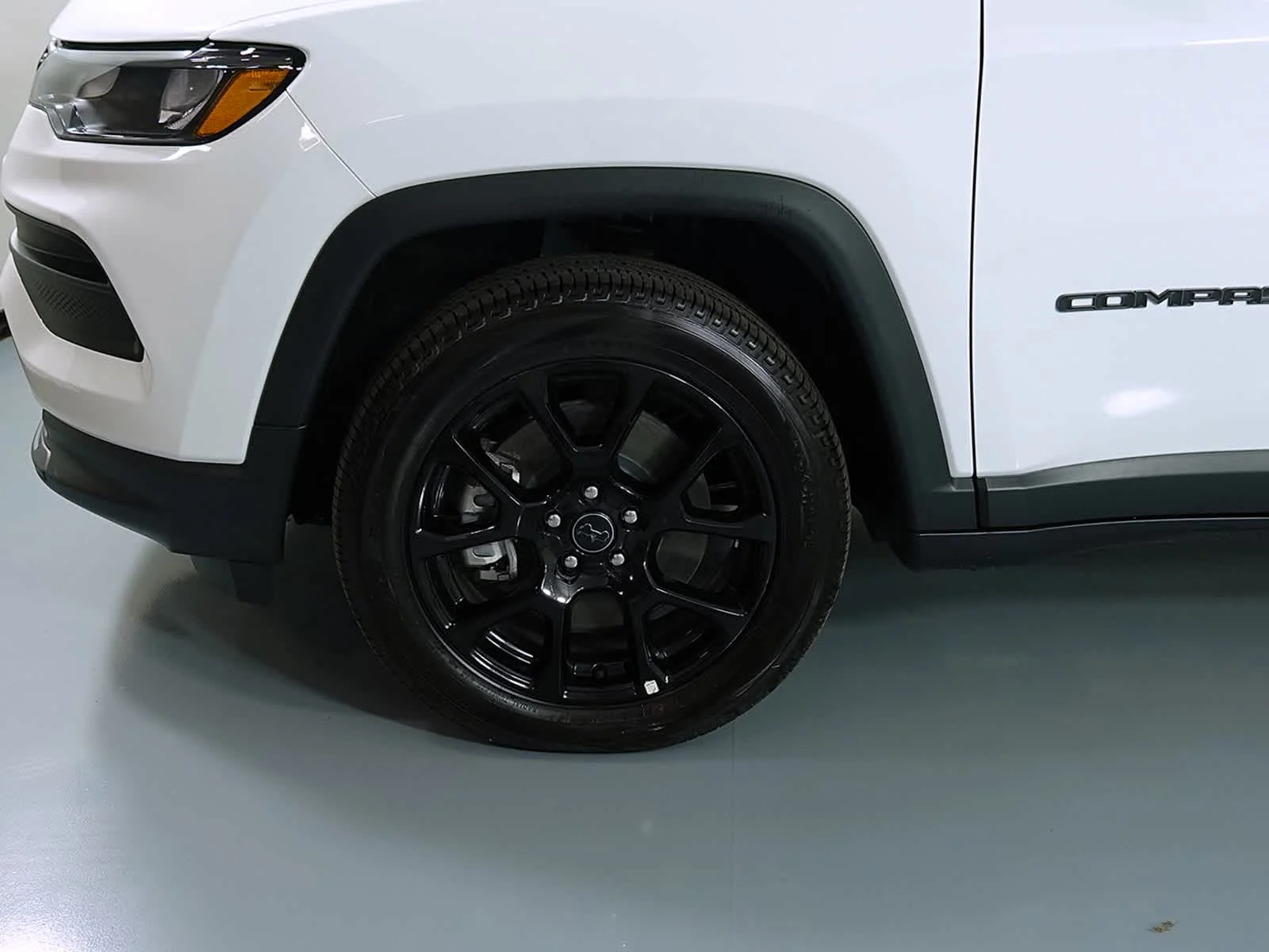 New 2026 Bright White Clearcoat Jeep Latitude image 17