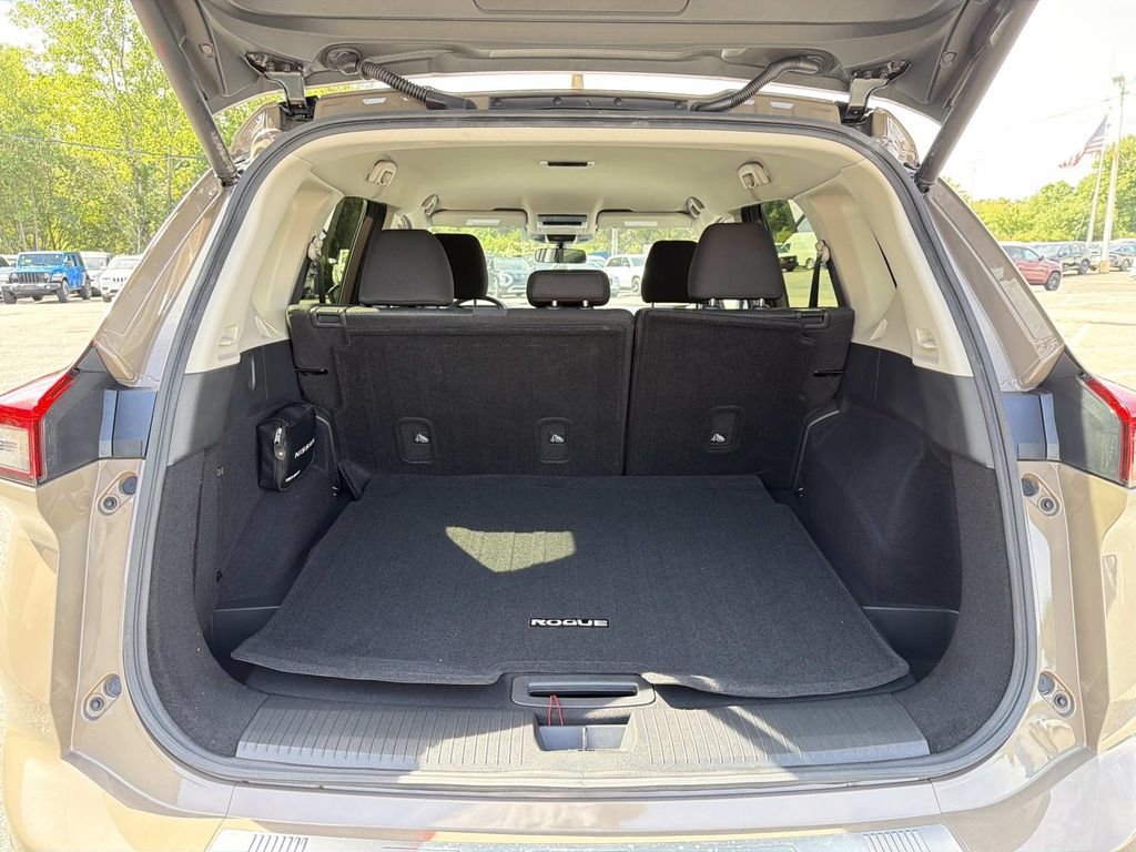 Used 2024  Nissan SV image 11