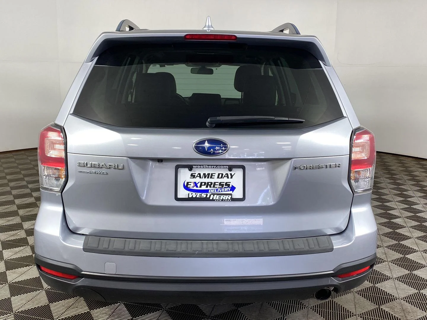 Used 2018 Ice Silver Metallic Subaru Limited image 6