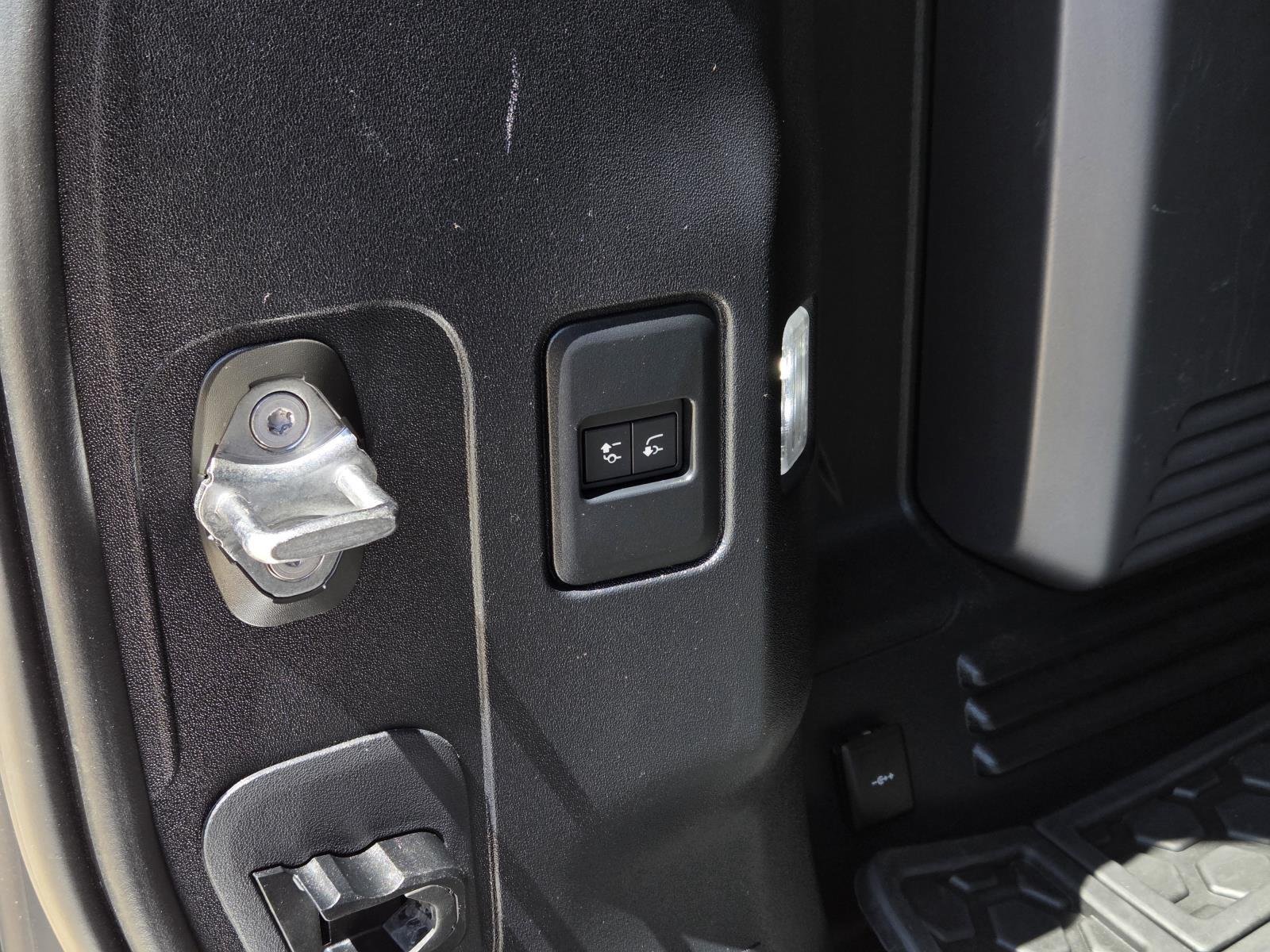 Used 2021 Fuji White Land Rover SE image 11