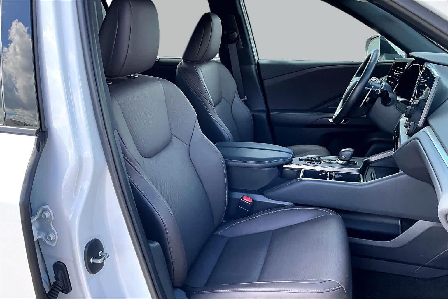 Used 2025 Wind Chill Pearl Lexus Premium image 9