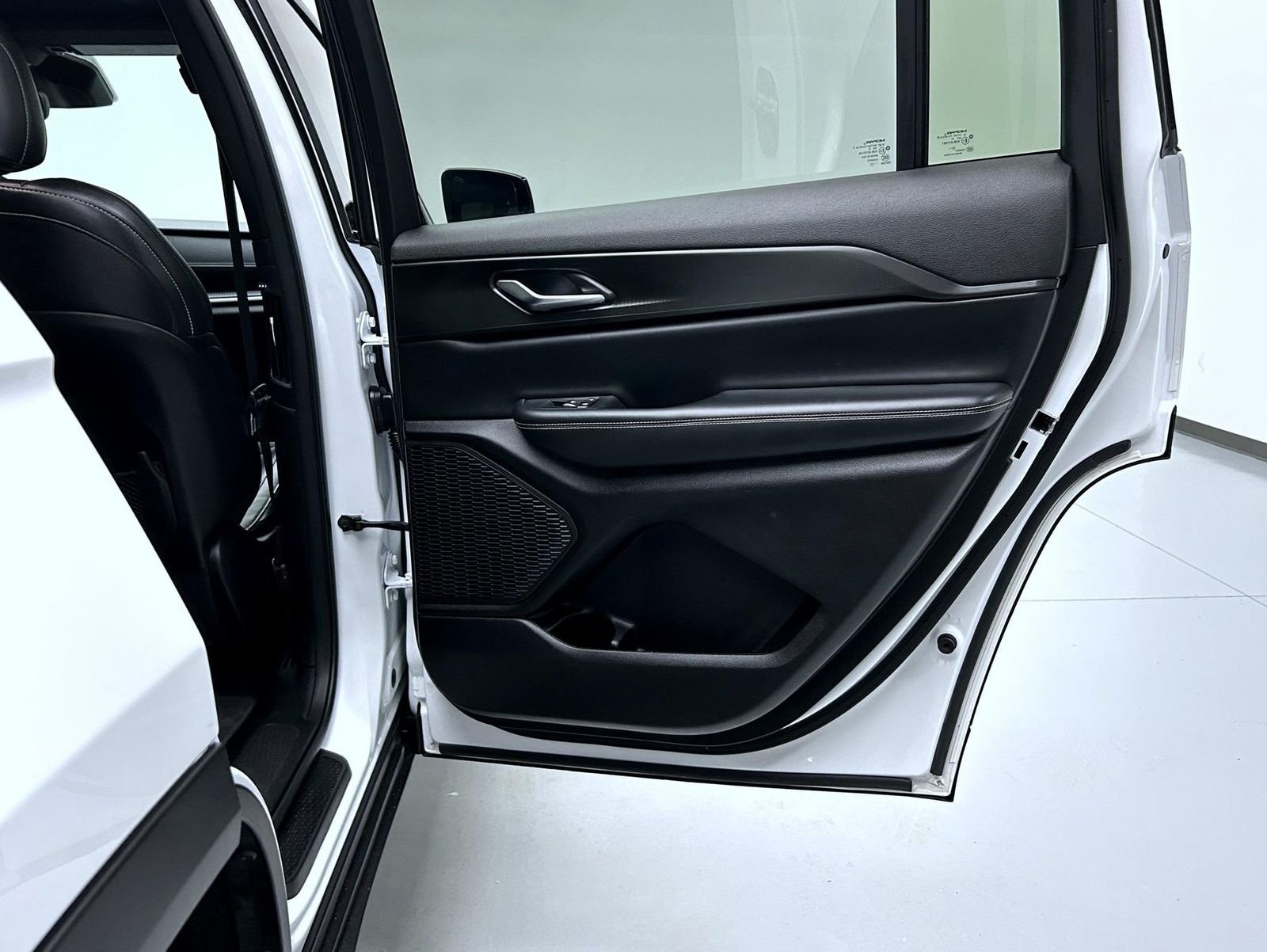 Used 2023 White Jeep Altitude image 17