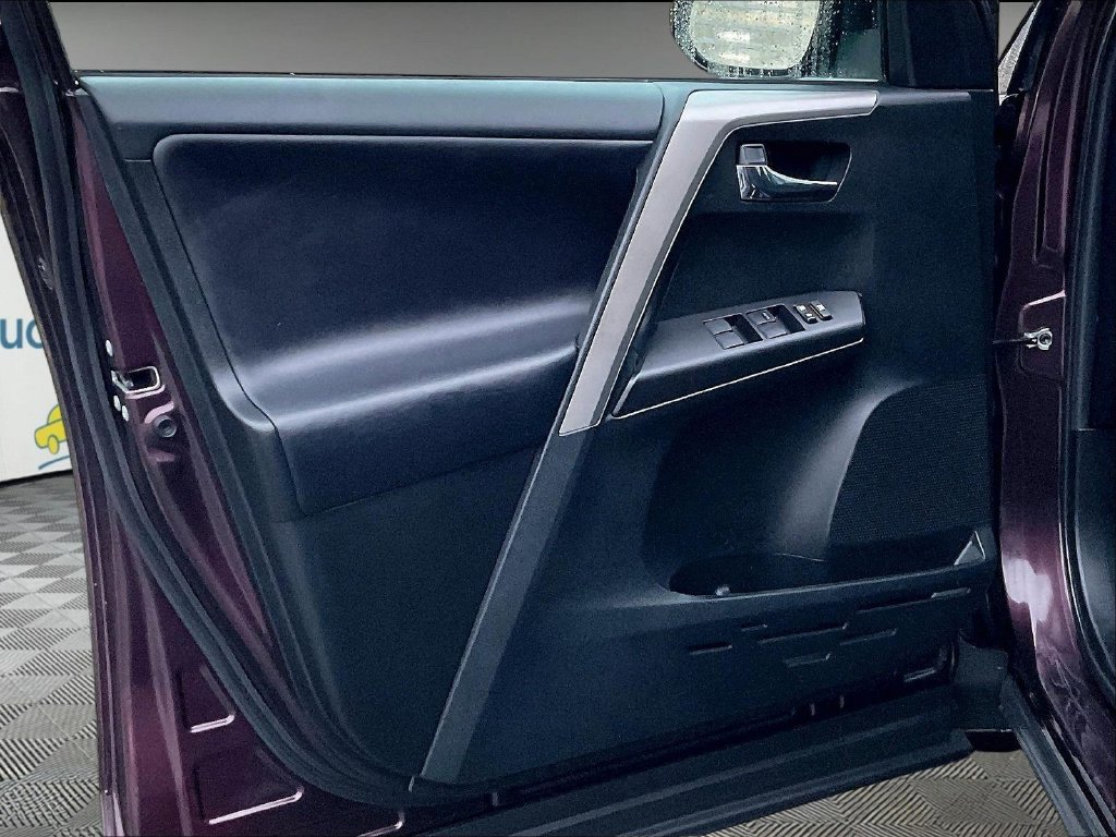 Used 2018 Black Currant Toyota XLE image 7