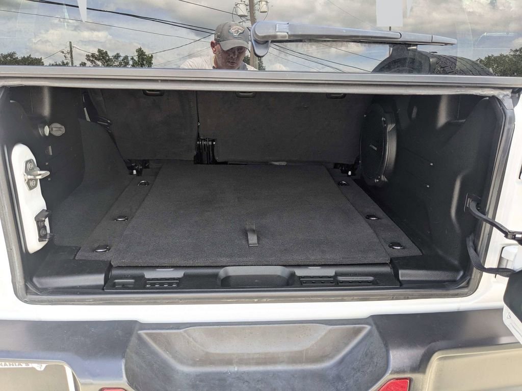 Used 2023 White/off-white Jeep Sahara image 12
