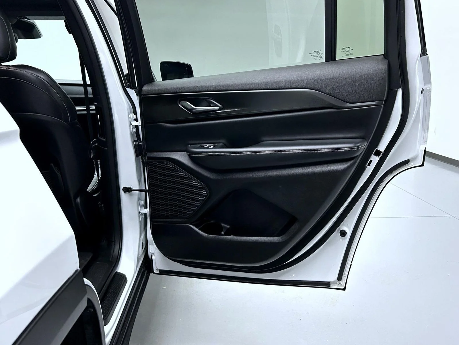 Used 2023 White Jeep Altitude image 17