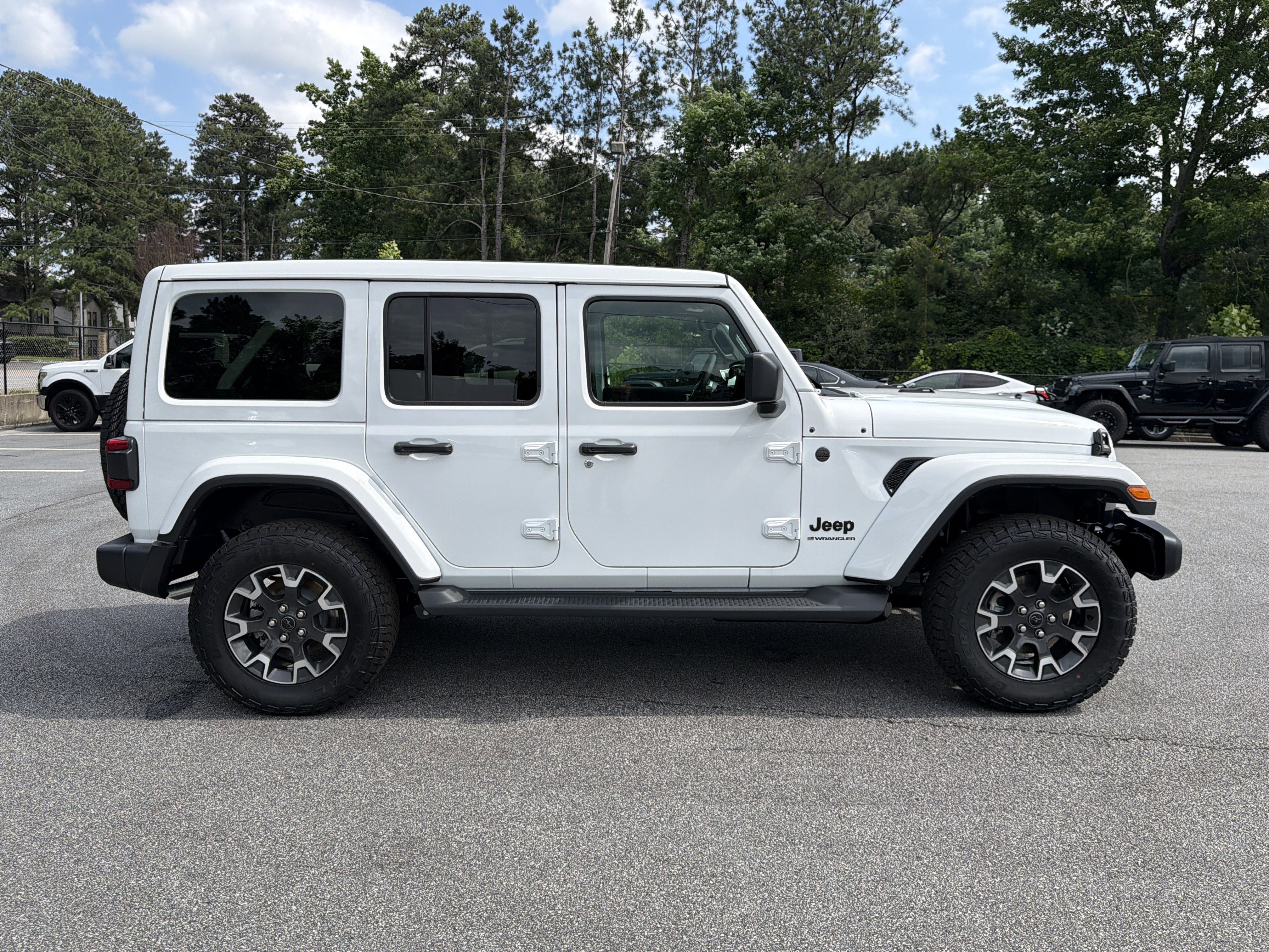 New 2026 Bright White Clear-Coat Exterior Paint Jeep Sahara image 9