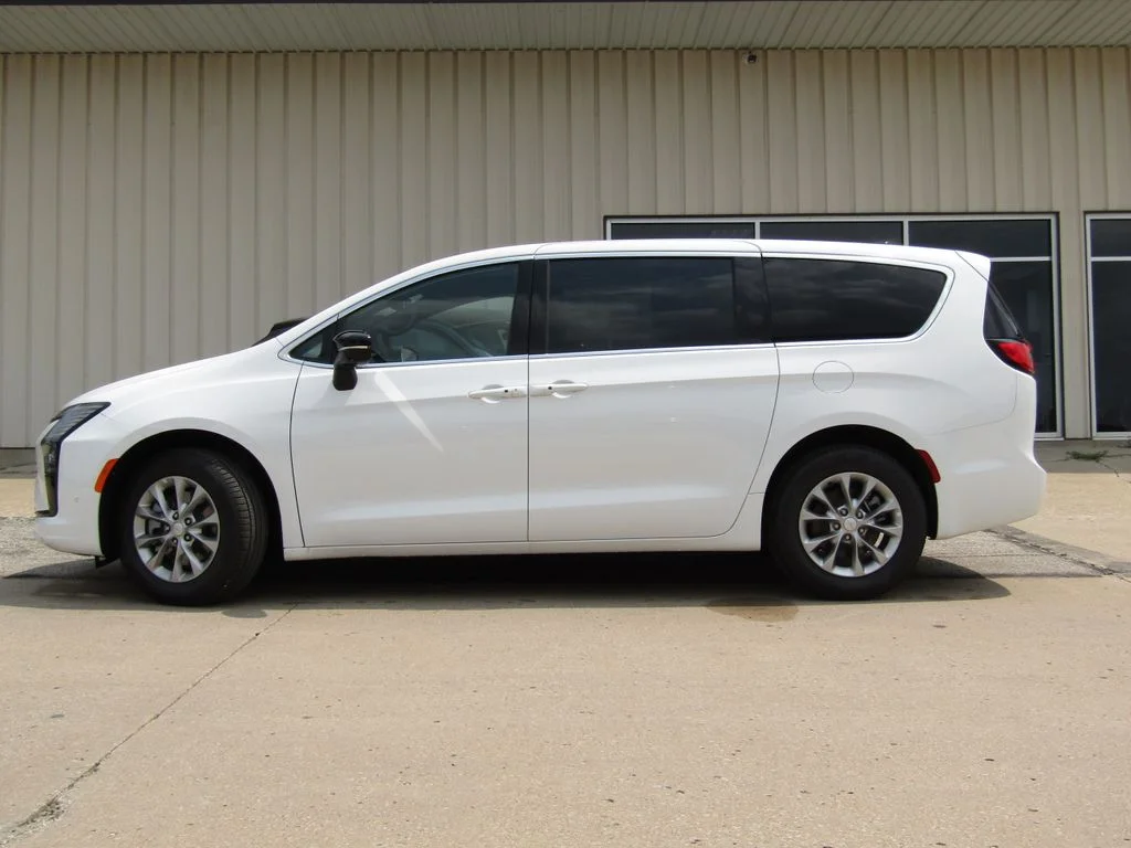 New 2027 Bright White Clear-Coat Exterior Paint Chrysler Select image 11