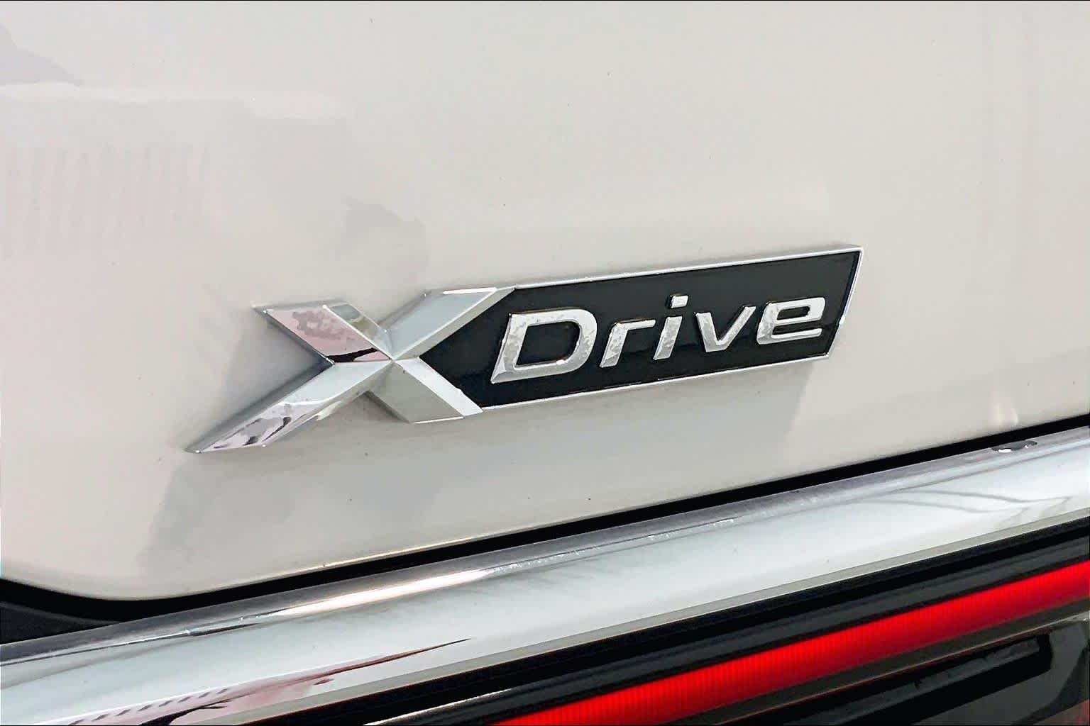 Used 2022 Mineral White Metallic BMW 750i xDrive image 9