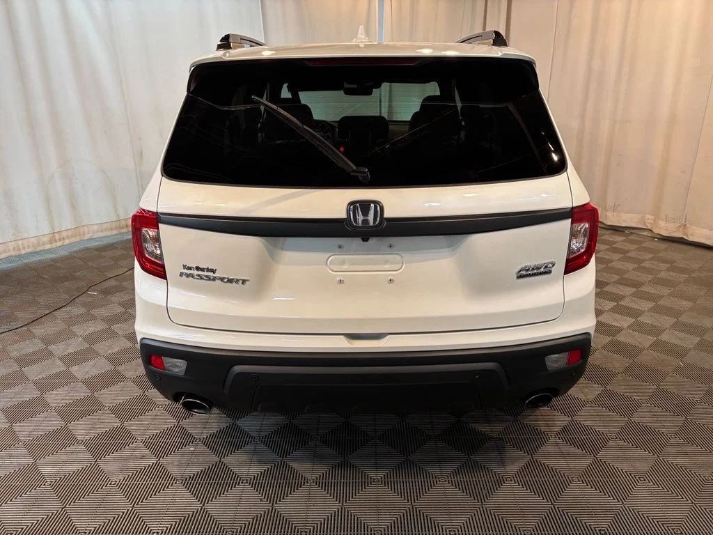 Used 2019 White Diamond Pearl Honda Touring image 5