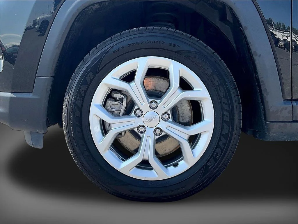 Used 2024 Black Jeep Latitude image 31