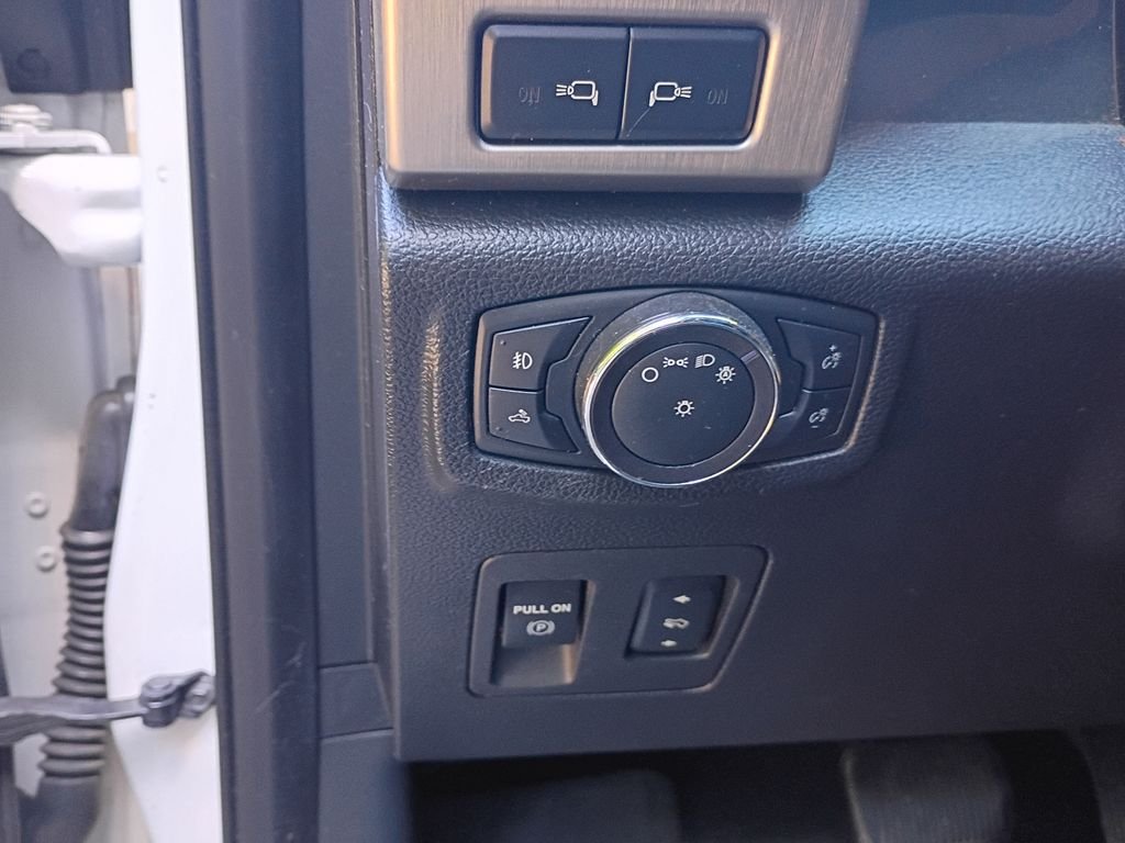 Used 2018 White Platinum Clearcoat Metallic Ford Platinum image 24