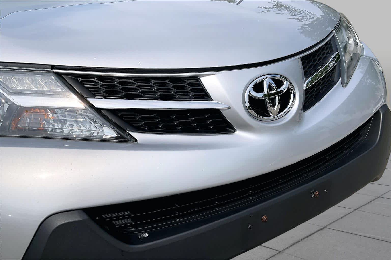 Used 2015 Classic Silver Metallic Toyota Limited image 31