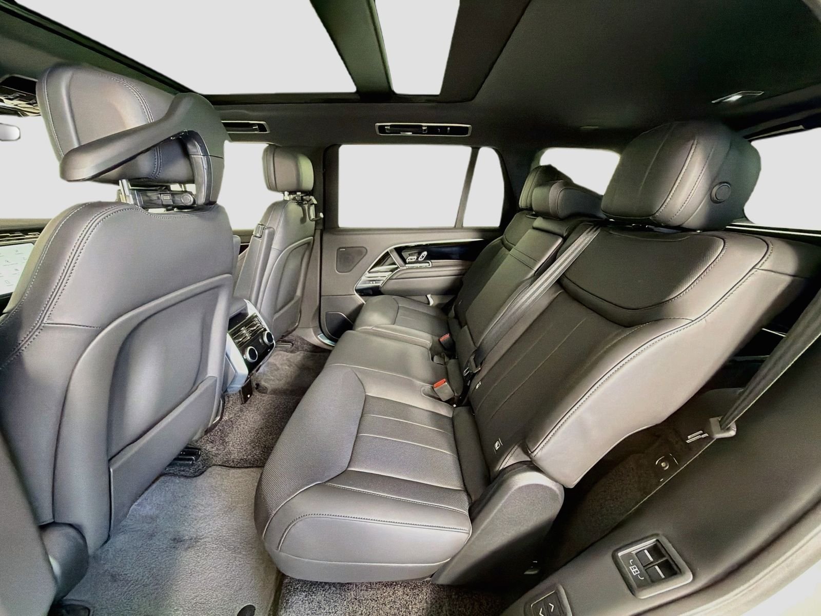 New 2026 Fuji White LAND ROVER SE 7 Seats image 27