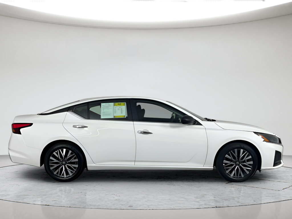 Used 2025 Glacier White Nissan 2.5 SV image 4