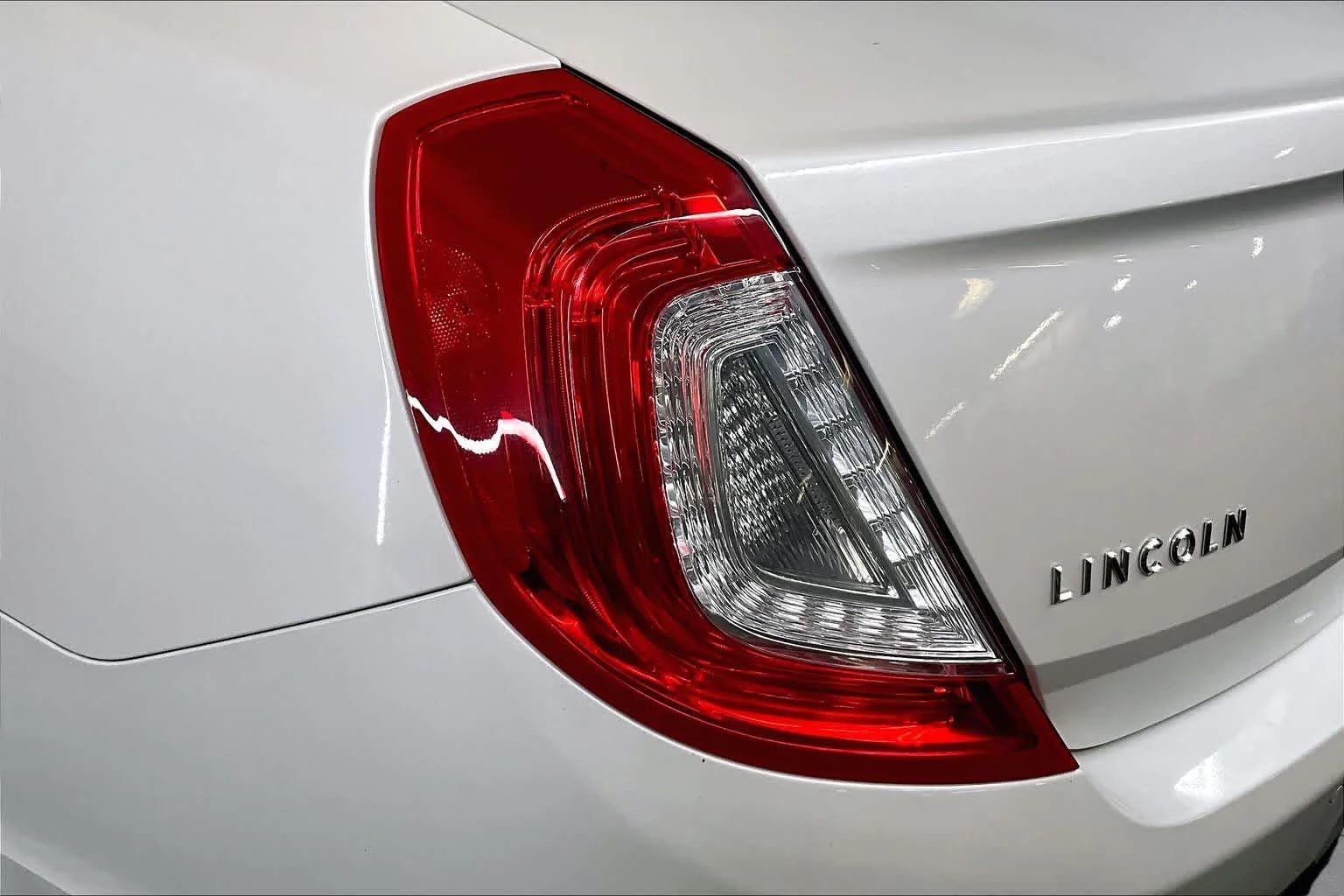 Used 2014 White Platinum Metallic Tri-Coat Lincoln  image 28