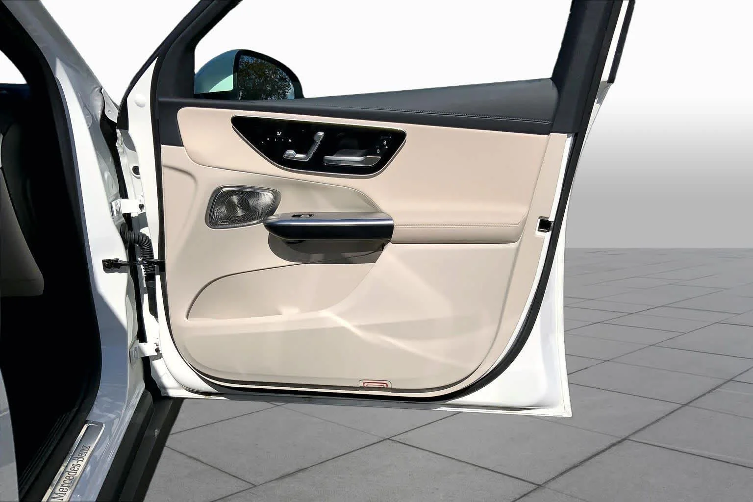 Used 2024 Polar White Mercedes-Benz GLC 300 image 23