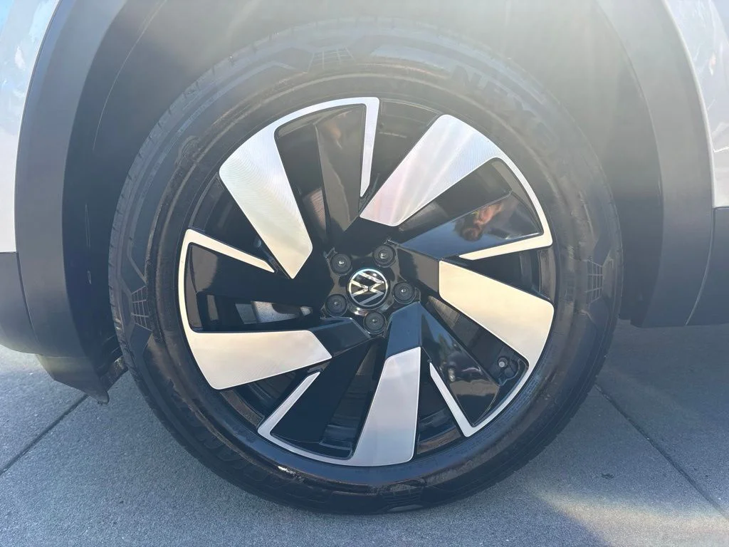 Used 2024  Volkswagen 2.0T SE w/Technology image 11