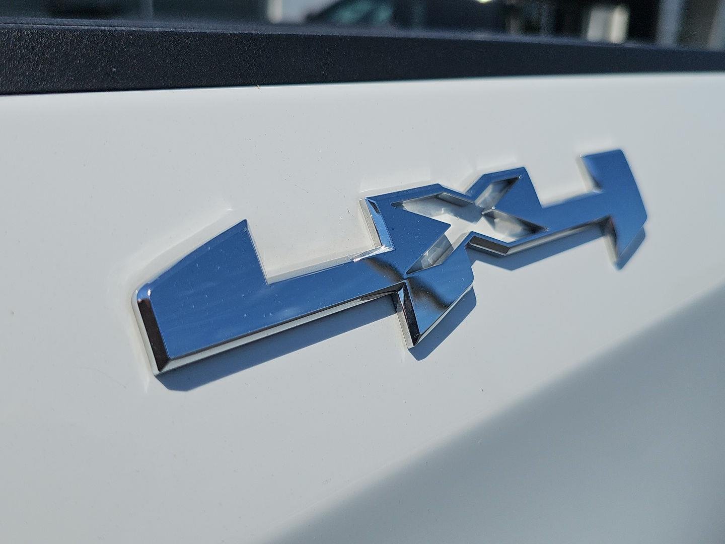 Used 2025 Summit White GMC Elevation image 34