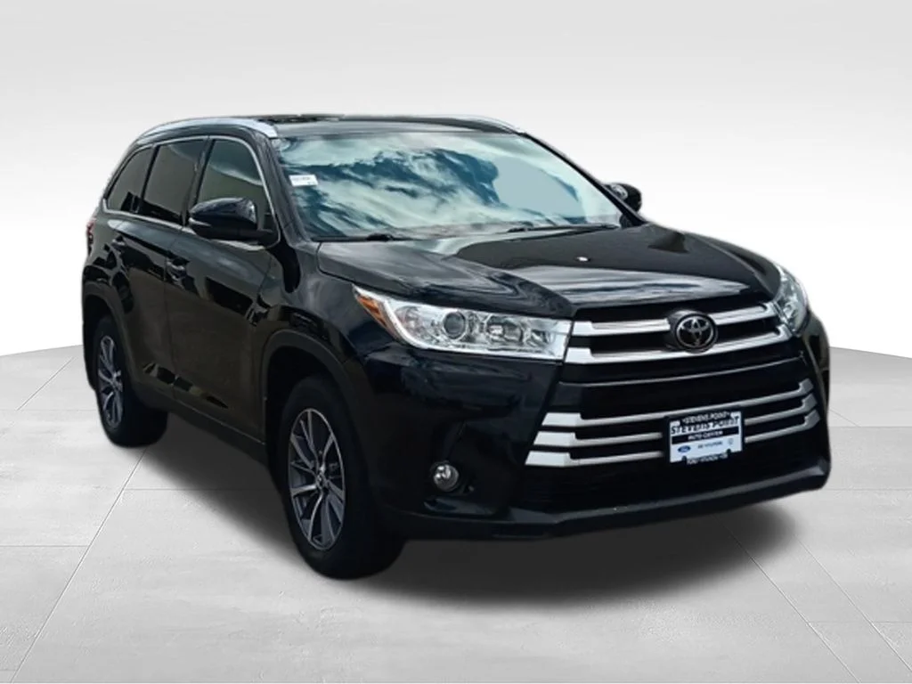 Used 2019 Midnight Black Metallic Toyota XLE image 9