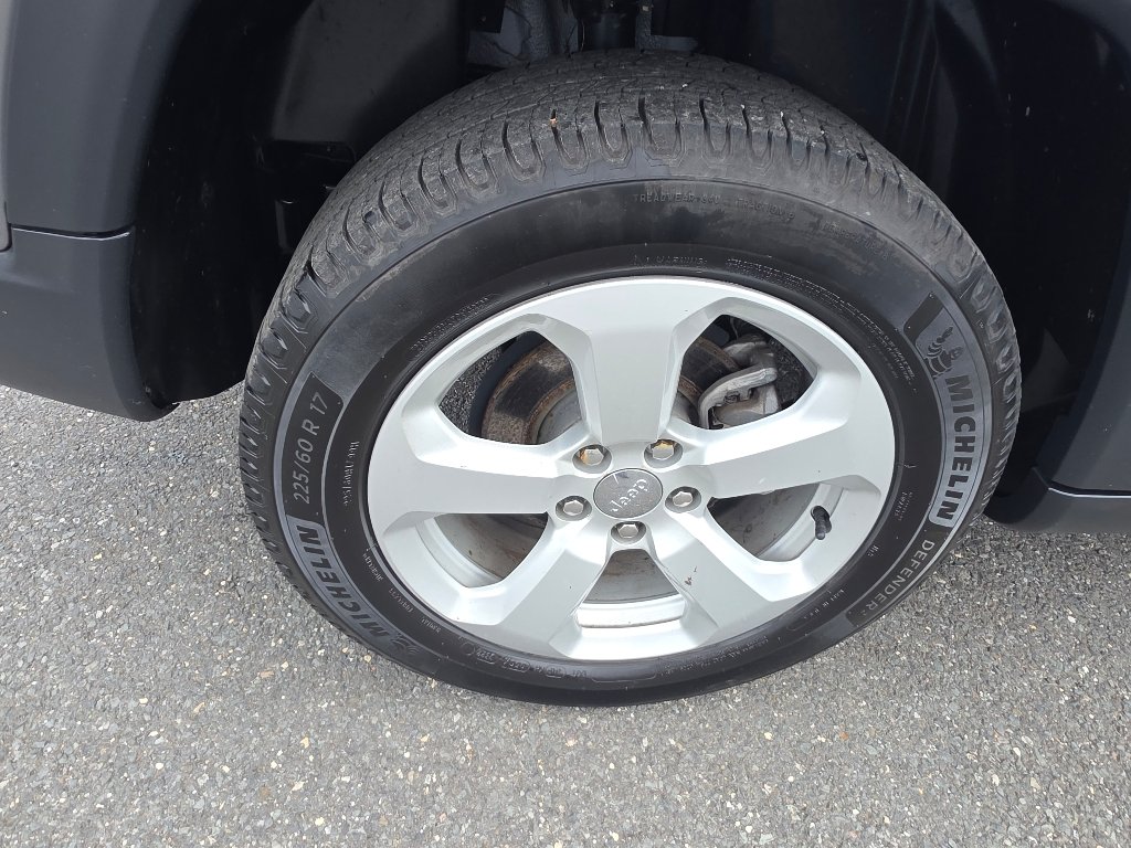 Used 2021 Billet Silver Metallic Clear Coat Jeep Latitude image 6