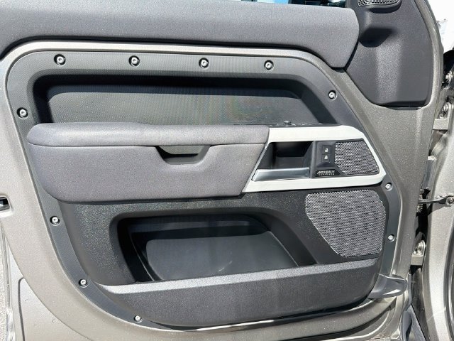 Used 2023  Land Rover SE image 22