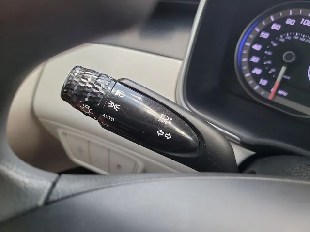 Used 2022 Gray Hyundai SE image 29