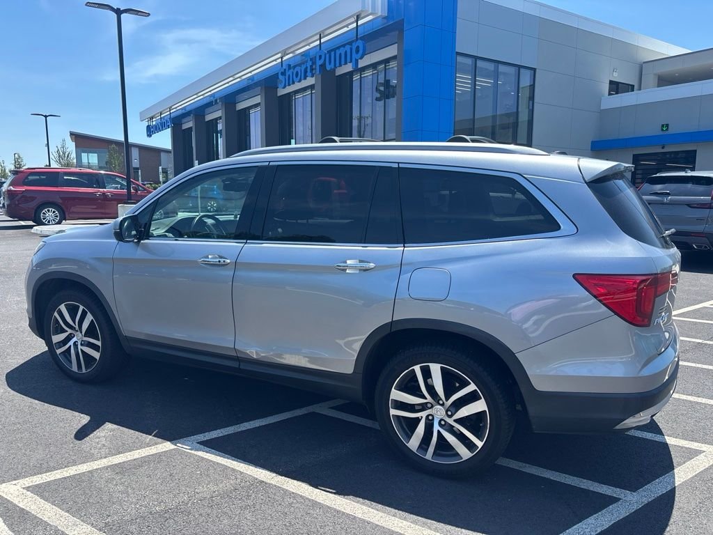 Used 2017 Lunar Silver Metallic Honda Touring image 7