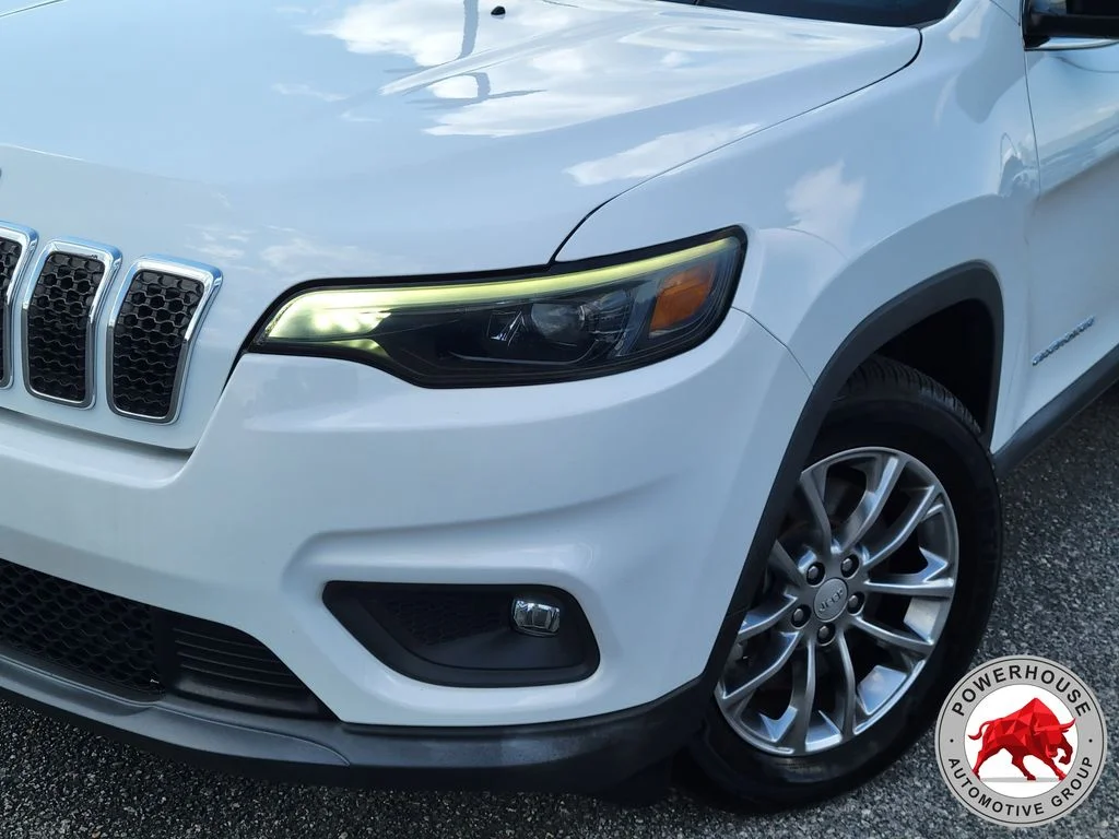 Used 2022 White Jeep Latitude Lux image 11