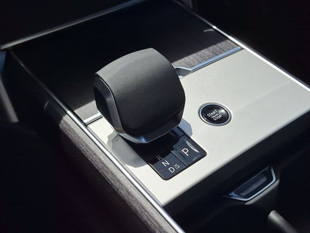 New 2026 Carpathian Grey Premium Metallic Land Rover SE image 18