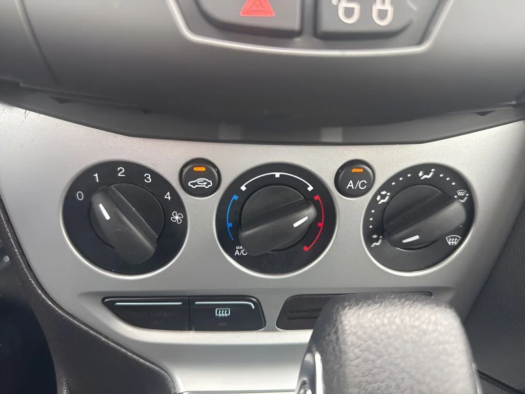 Used 2013 Red Ford SE image 18