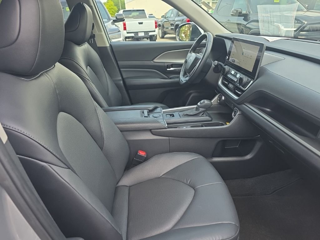 Used 2025 Silver Toyota XLE image 10
