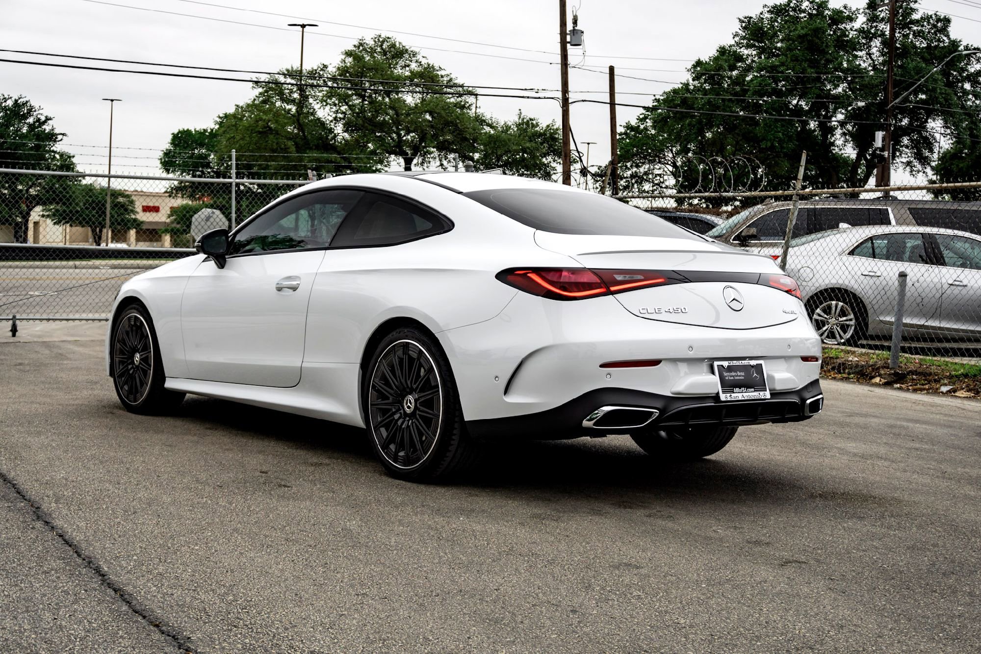 New 2026 MANUFAKTUR Moonlight White Metallic Mercedes-Benz CLE 450 image 5