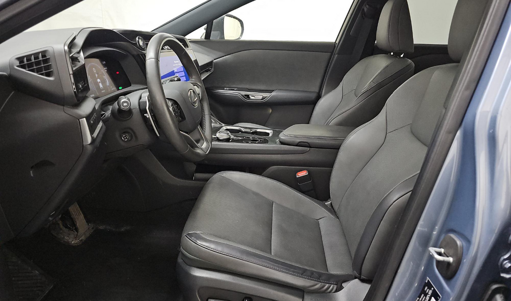 Used 2023  Lexus 450e Premium image 3