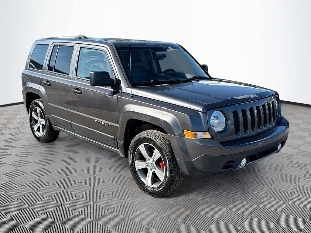 Used 2016 Gray Jeep Latitude image 4