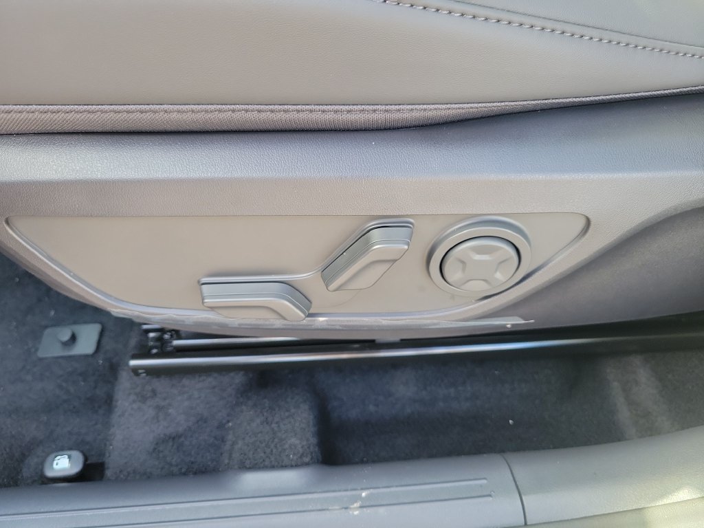 New 2027 Ivory Silver Kia EX image 25