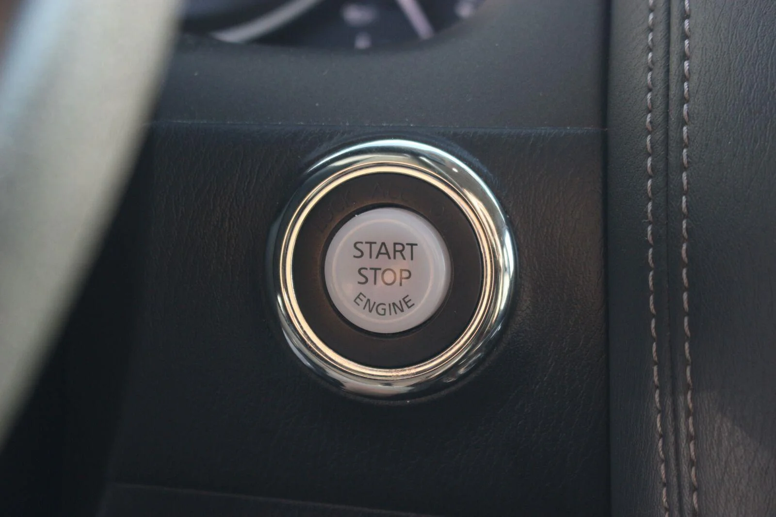 Used 2019 White Nissan SL image 32