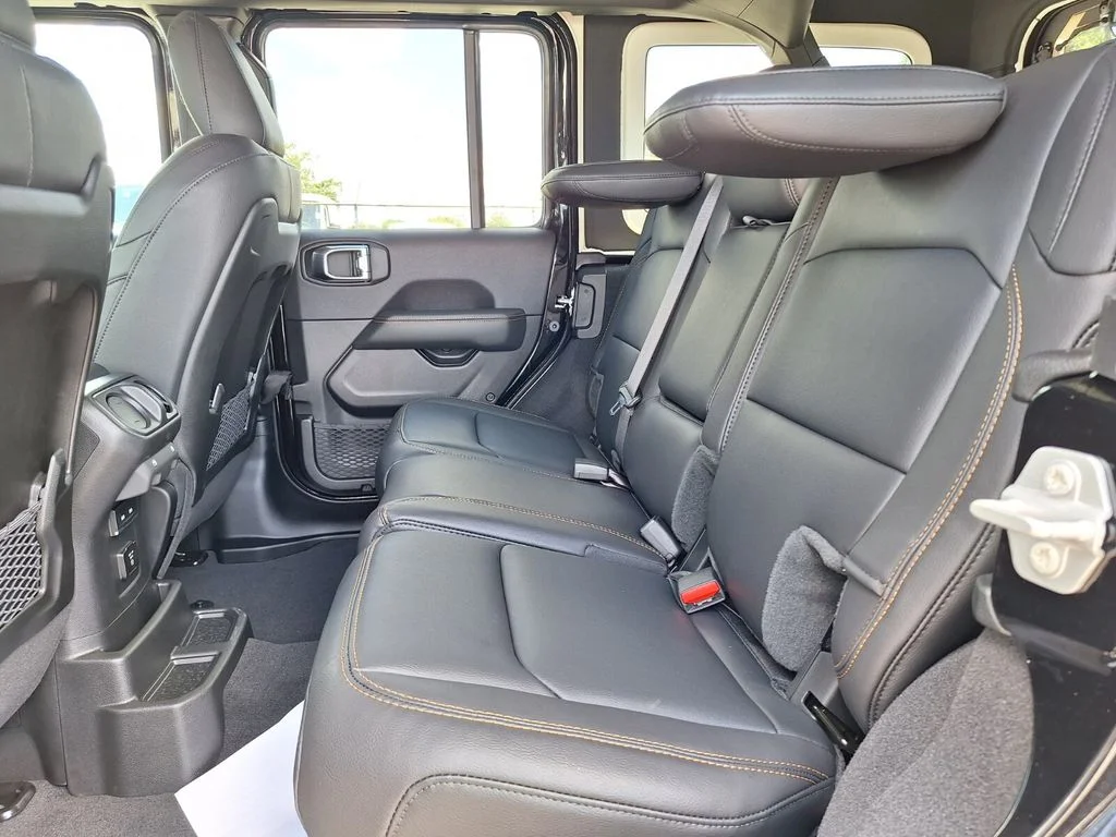 2025 Jeep Wrangler 4-Door Sahara - Photo 10