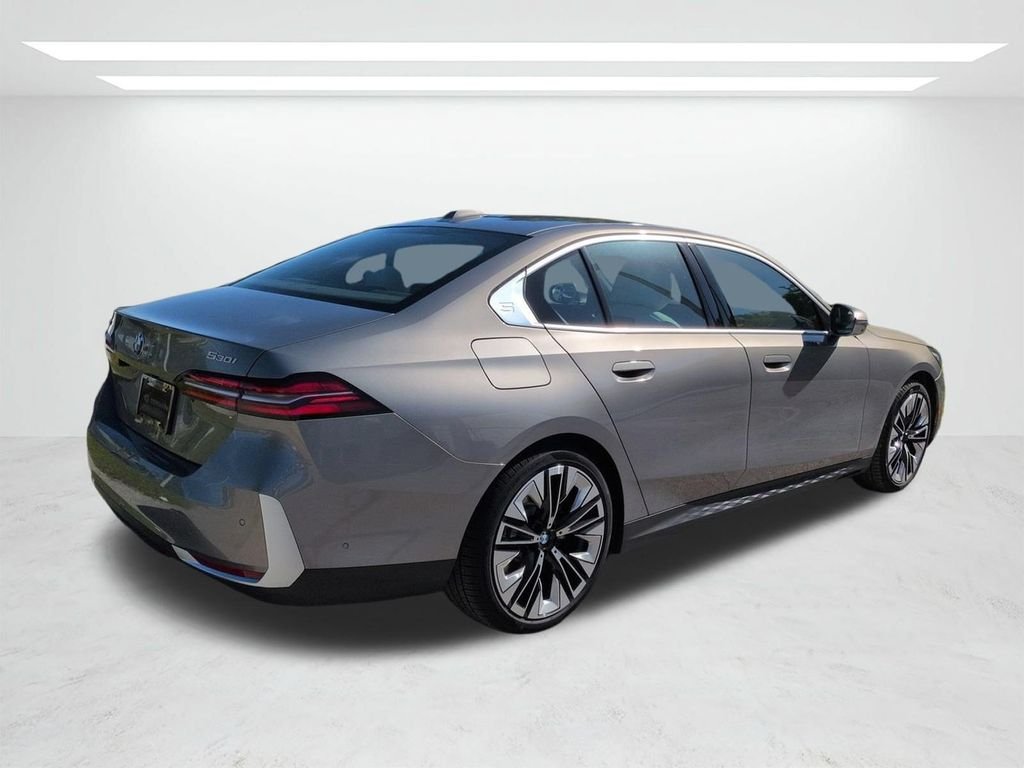 New 2027 Oxide Grey Metallic BMW 530i xDrive image 4