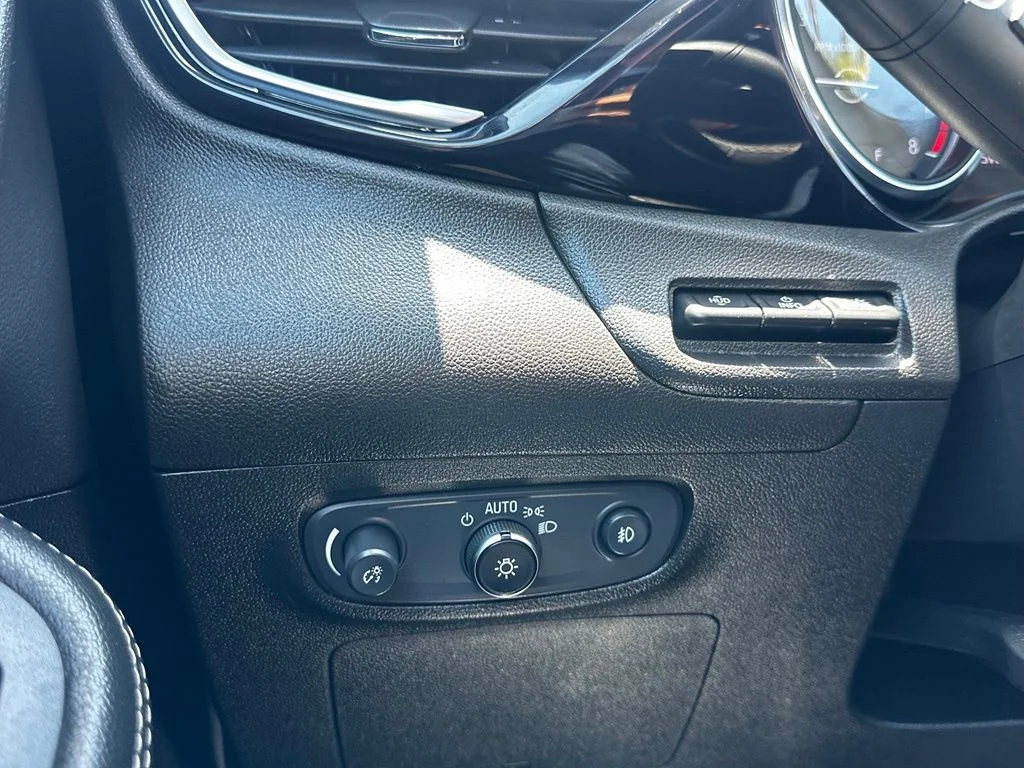 Used 2020 White Buick Essence image 31