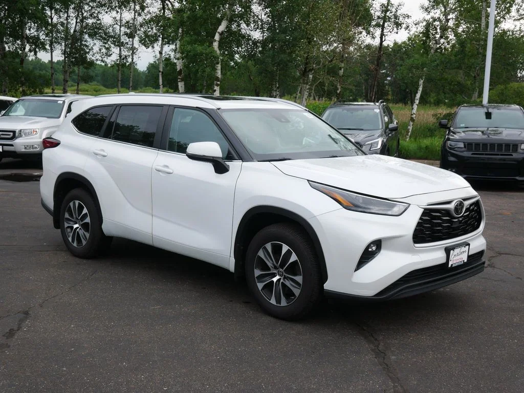 Used 2023 Toyota Highlander XLE with VIN 5TDKDRBH3PS042822 for sale in Minneapolis, Minnesota
