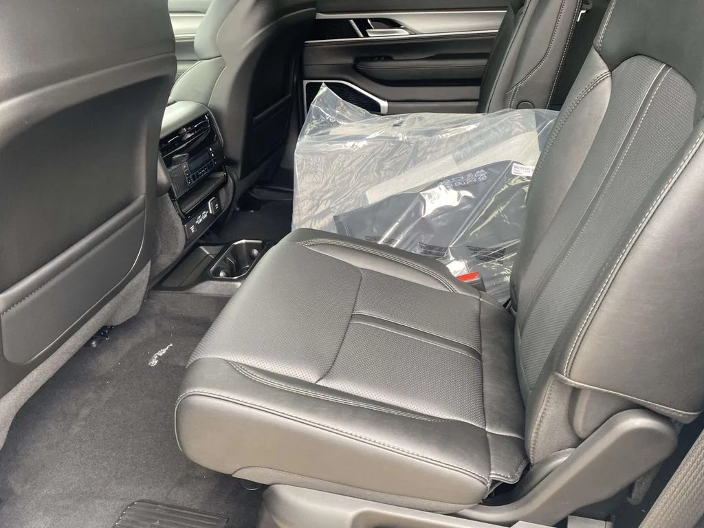 New 2026 Silver-Zynith Exterior Paint Jeep Limited Reserve image 10