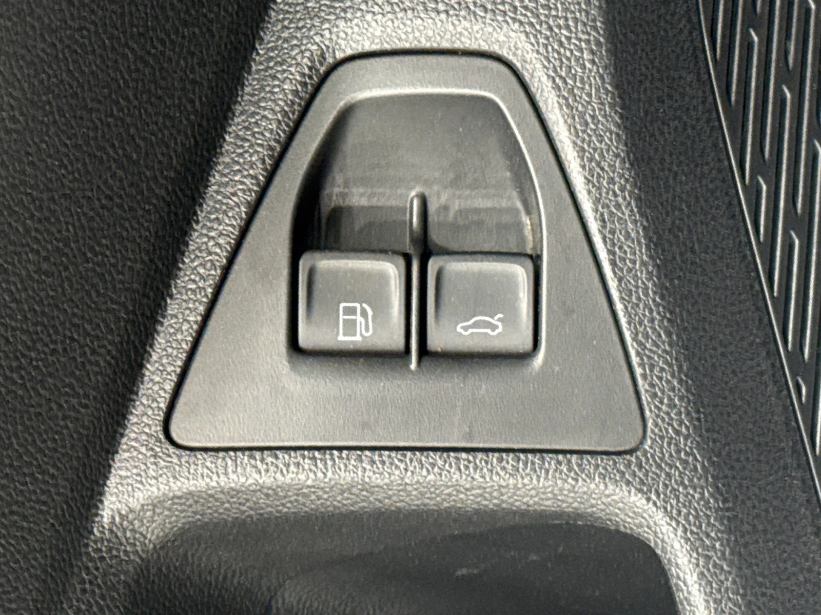Used 2024 Platinum Gray Metallic Volkswagen SE image 33